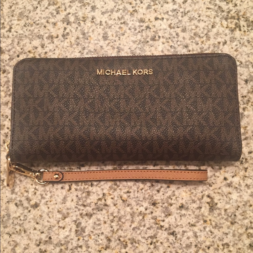 ❌SOLD❌NWOT. Michael Kors Jet Set Travel Wallet